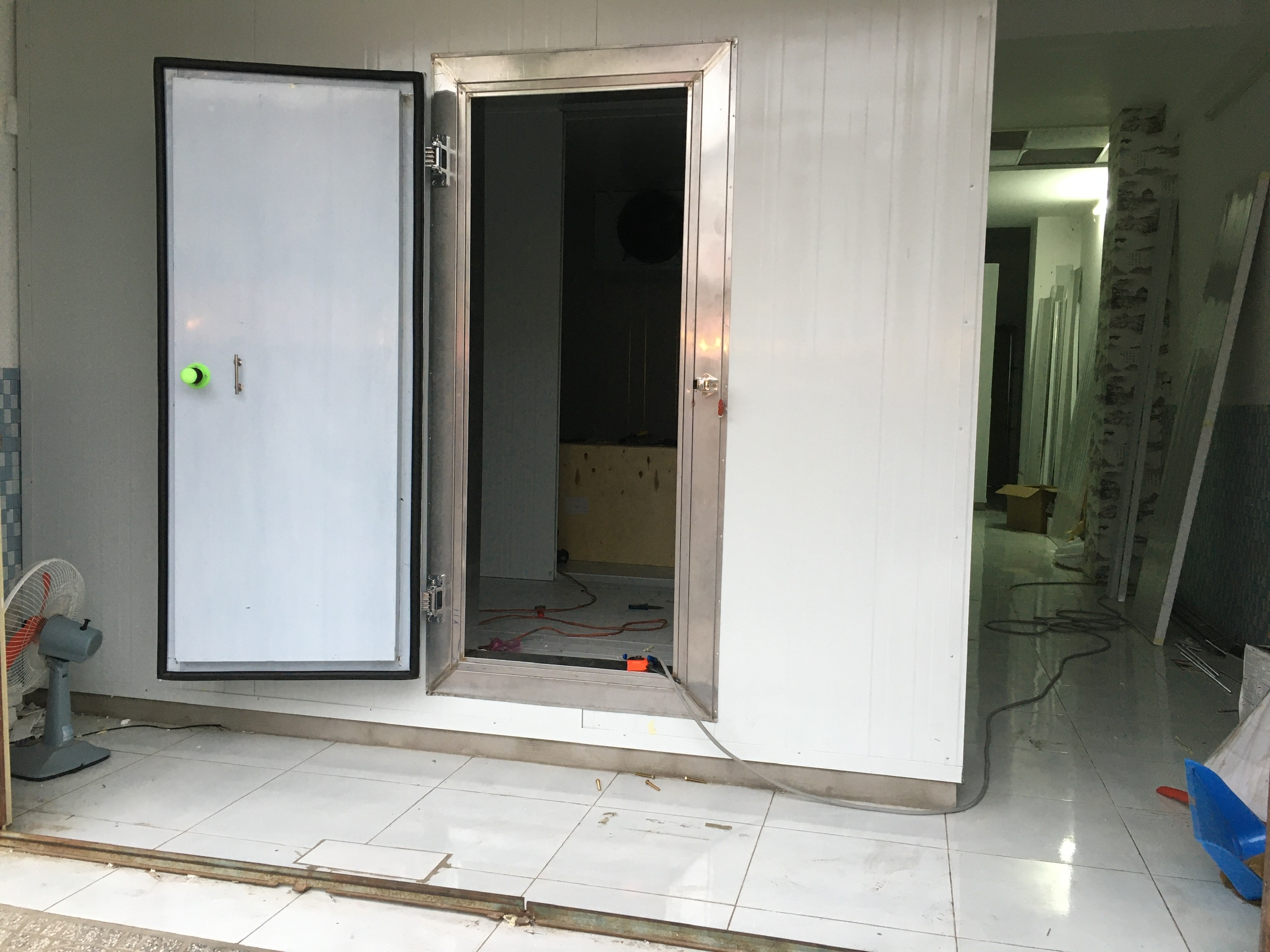 Gọi đơn vị sửa kho lạnh ngay nếu hiện tượng lọt ẩm xuất hiện trong kho 2 sua kho lanh 1