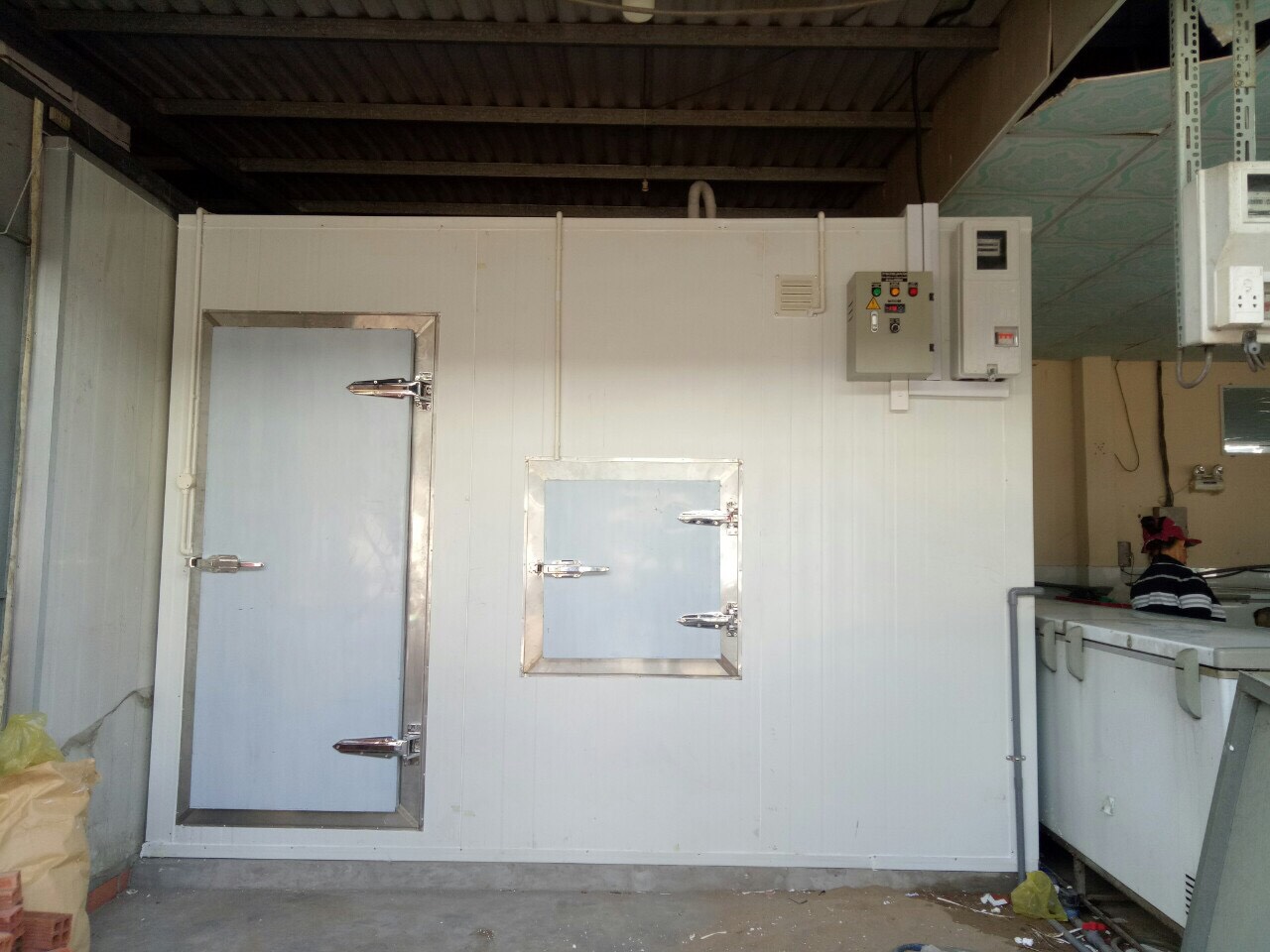 Gọi đơn vị sửa kho lạnh ngay nếu hiện tượng lọt ẩm xuất hiện trong kho 3 sua kho lanh