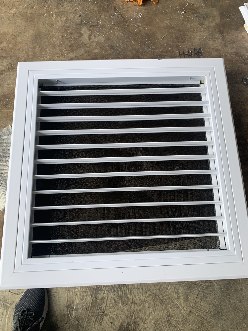 cua gio louver nhua vuong 2